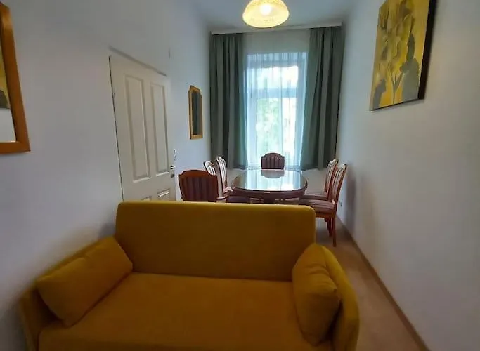 Altbauwohnung Neu Saniert - Fuer Familien Geeignet
