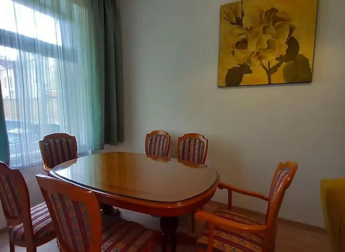 Altbauwohnung Neu Saniert - Fuer Familien Geeignet Apartment